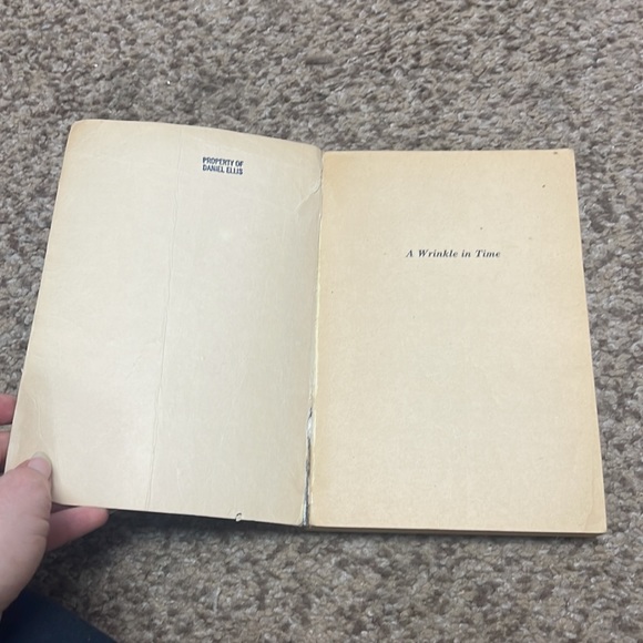 A wrinkle in time paperback book by Madeleine L’Engle - Picture 7 of 14